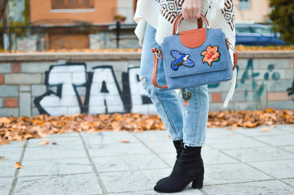 Kolorowe torebki listonoszki z paskami z tkaniny to hit!